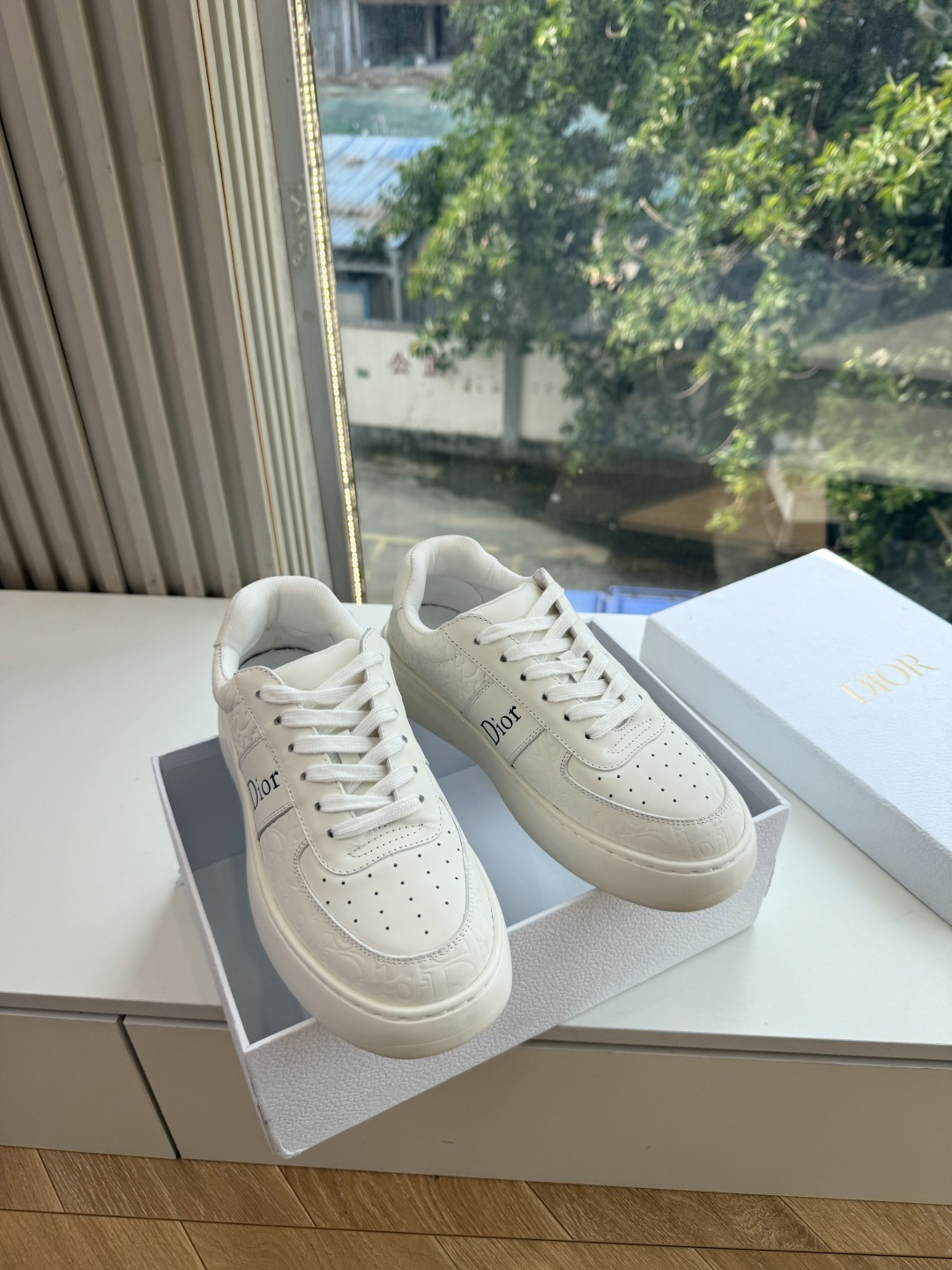 代购级别所即所得G0133C'est Dior 迪奥 新色休闲运动鞋‘以牛皮革刺绣五角星设计轻盈透气。侧边的CD字母非常