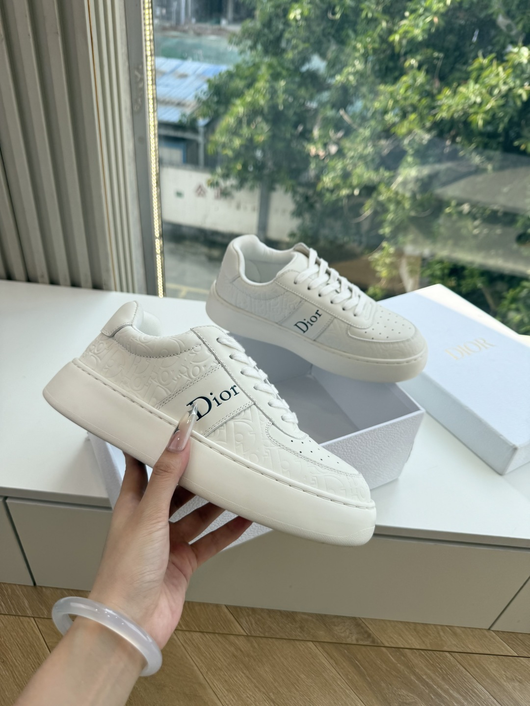 代购级别所即所得G0133C'est Dior 迪奥 新色休闲运动鞋‘以牛皮革刺绣五角星设计轻盈透气。侧边的CD字母非常