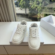 代购级别所即所得G0133C'est Dior 迪奥 新色休闲运动鞋‘以牛皮革刺绣五角星设计轻盈透气。侧边的CD字母非常 代购级别所即所得G0133C'est Dior 迪奥 新色休闲运动鞋‘以牛皮革刺绣五角星设计轻盈透气。侧边的CD字母非常