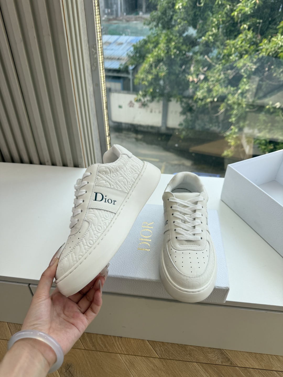 代购级别所即所得G0133C'est Dior 迪奥 新色休闲运动鞋‘以牛皮革刺绣五角星设计轻盈透气。侧边的CD字母非常