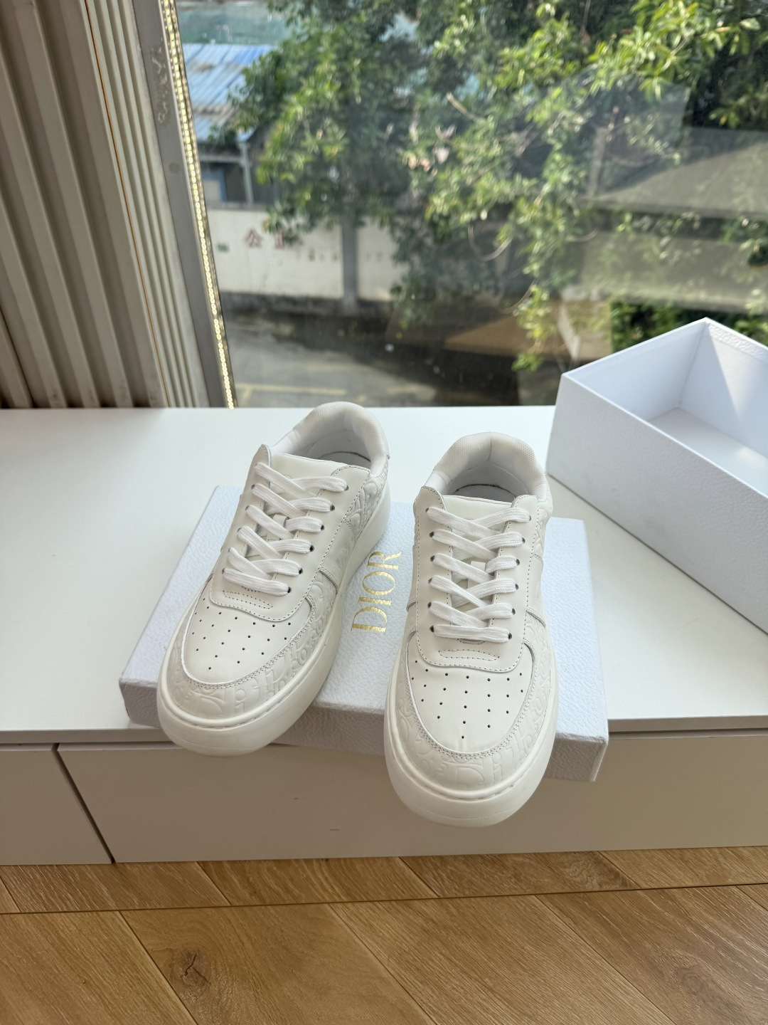 代购级别所即所得G0133C'est Dior 迪奥 新色休闲运动鞋‘以牛皮革刺绣五角星设计轻盈透气。侧边的CD字母非常 代购级别所即所得G0133C'est Dior 迪奥 新色休闲运动鞋‘以牛皮革刺绣五角星设计轻盈透气。侧边的CD字母非常