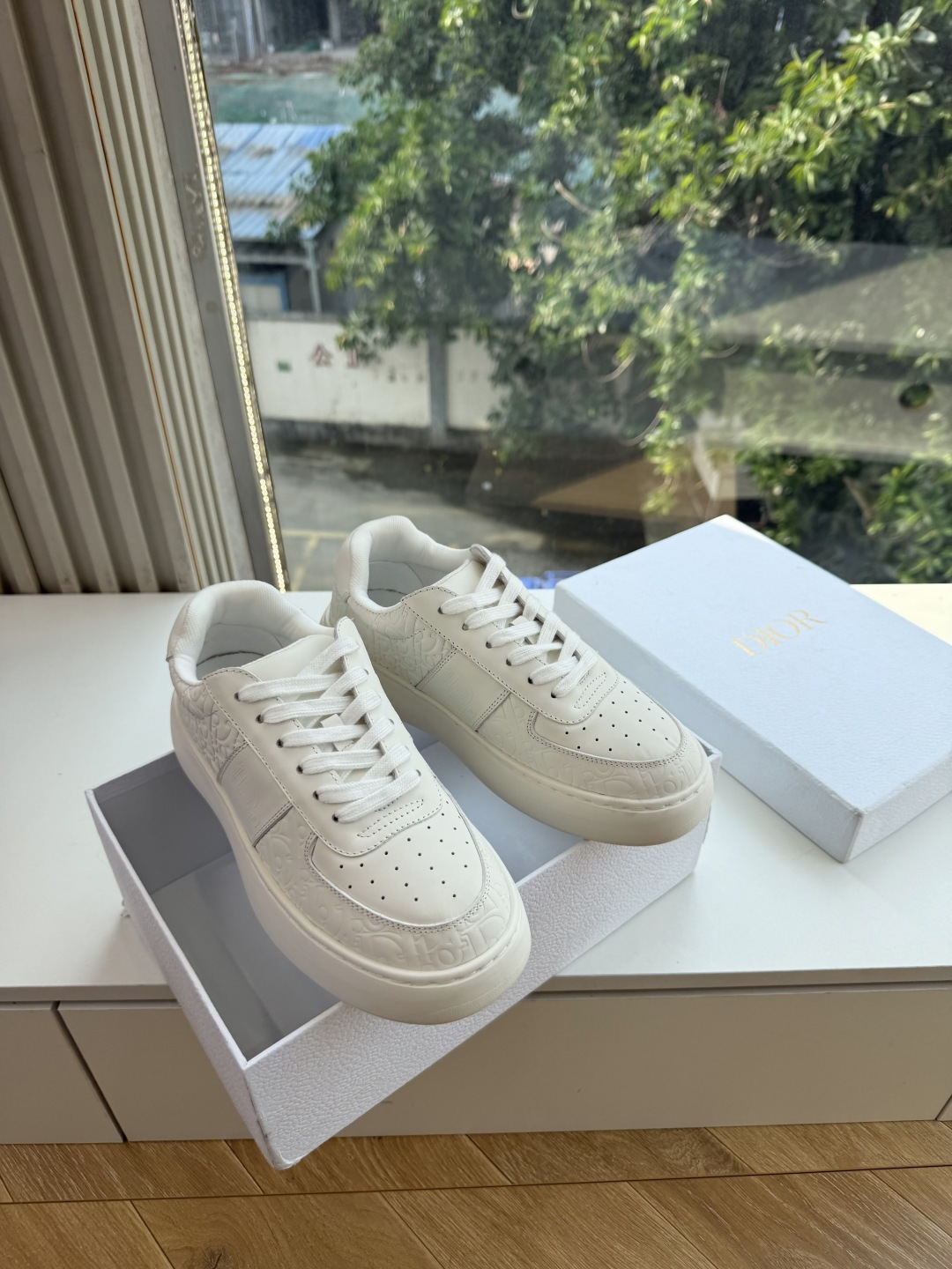 代购级别所即所得G0133C'est Dior 迪奥 新色休闲运动鞋‘以牛皮革刺绣五角星设计轻盈透气。侧边的CD字母非常 代购级别所即所得G0133C'est Dior 迪奥 新色休闲运动鞋‘以牛皮革刺绣五角星设计轻盈透气。侧边的CD字母非常