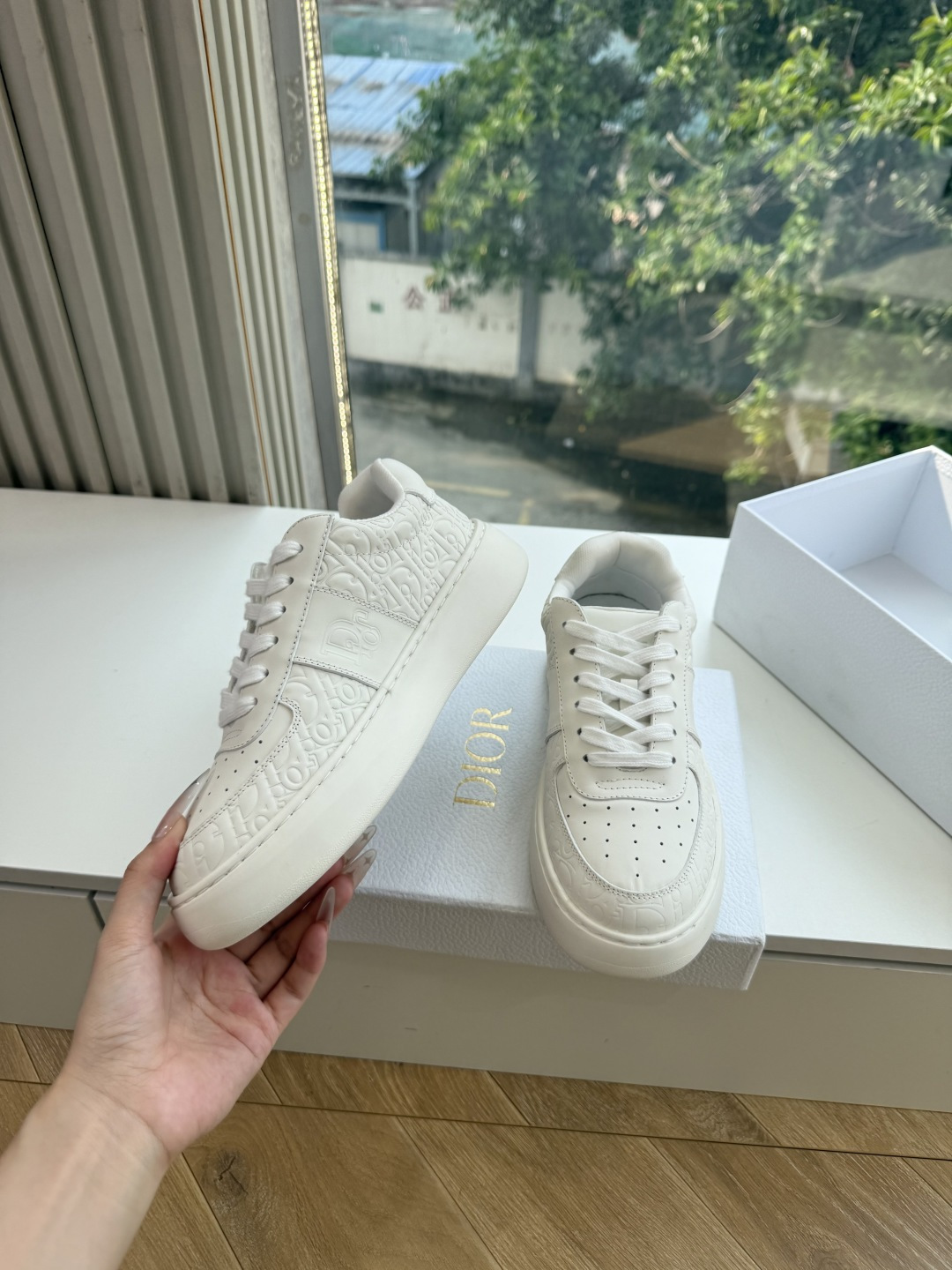代购级别所即所得G0133C'est Dior 迪奥 新色休闲运动鞋‘以牛皮革刺绣五角星设计轻盈透气。侧边的CD字母非常 代购级别所即所得G0133C'est Dior 迪奥 新色休闲运动鞋‘以牛皮革刺绣五角星设计轻盈透气。侧边的CD字母非常