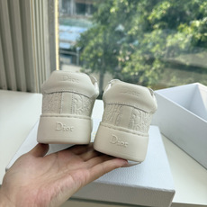 代购级别所即所得G0133C'est Dior 迪奥 新色休闲运动鞋‘以牛皮革刺绣五角星设计轻盈透气。侧边的CD字母非常 代购级别所即所得G0133C'est Dior 迪奥 新色休闲运动鞋‘以牛皮革刺绣五角星设计轻盈透气。侧边的CD字母非常