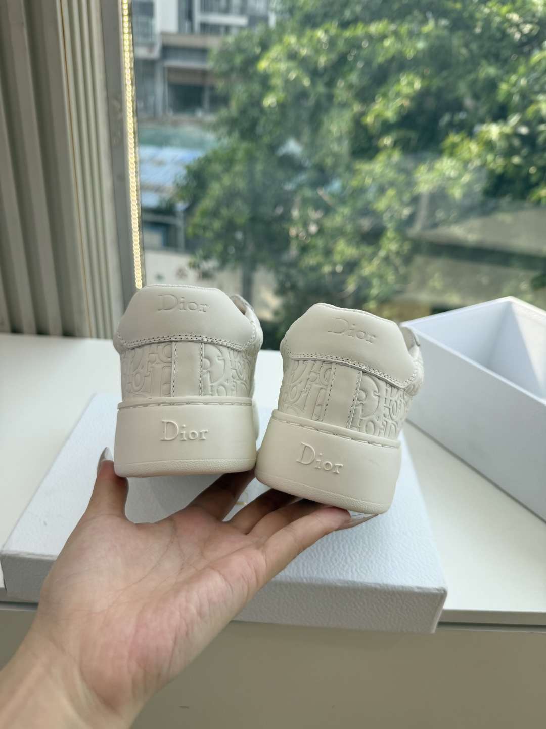 代购级别所即所得G0133C'est Dior 迪奥 新色休闲运动鞋‘以牛皮革刺绣五角星设计轻盈透气。侧边的CD字母非常 代购级别所即所得G0133C'est Dior 迪奥 新色休闲运动鞋‘以牛皮革刺绣五角星设计轻盈透气。侧边的CD字母非常