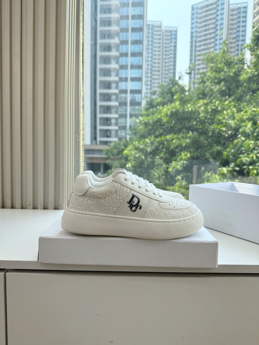 代购级别所即所得G0133C'est Dior 迪奥 新色休闲运动鞋‘以牛皮革刺绣五角星设计轻盈透气。侧边的CD字母非常 代购级别所即所得G0133C'est Dior 迪奥 新色休闲运动鞋‘以牛皮革刺绣五角星设计轻盈透气。侧边的CD字母非常