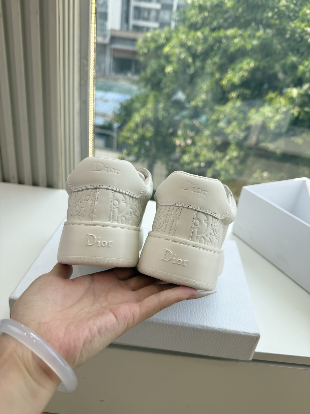 代购级别所即所得G0133C'est Dior 迪奥 新色休闲运动鞋‘以牛皮革刺绣五角星设计轻盈透气。侧边的CD字母非常