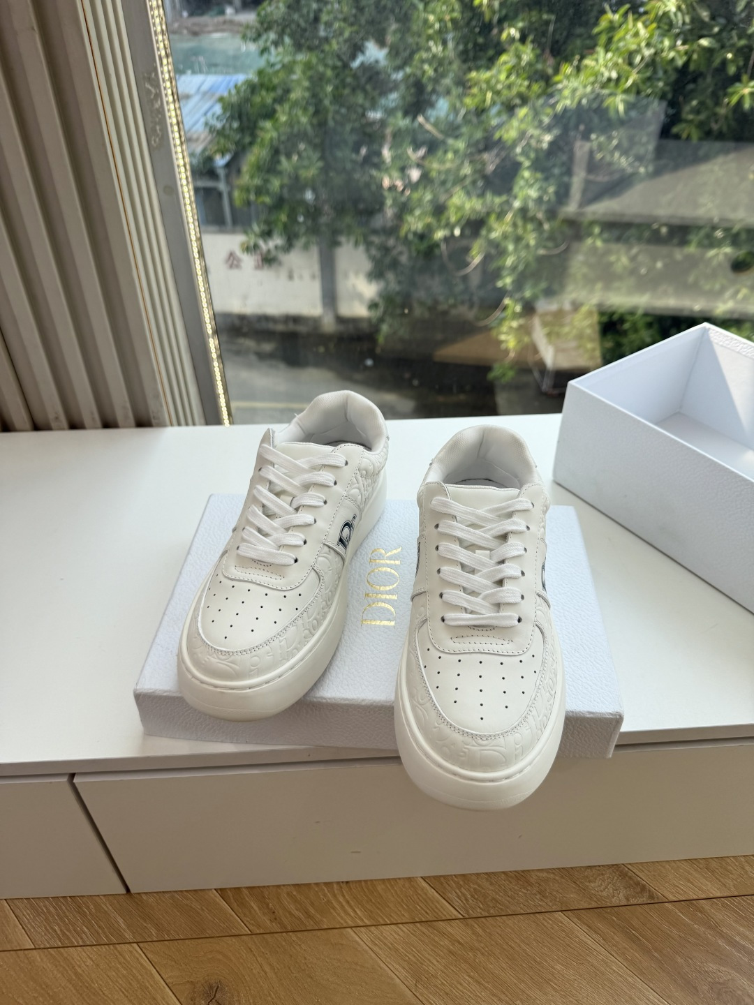 代购级别所即所得G0133C'est Dior 迪奥 新色休闲运动鞋‘以牛皮革刺绣五角星设计轻盈透气。侧边的CD字母非常 代购级别所即所得G0133C'est Dior 迪奥 新色休闲运动鞋‘以牛皮革刺绣五角星设计轻盈透气。侧边的CD字母非常