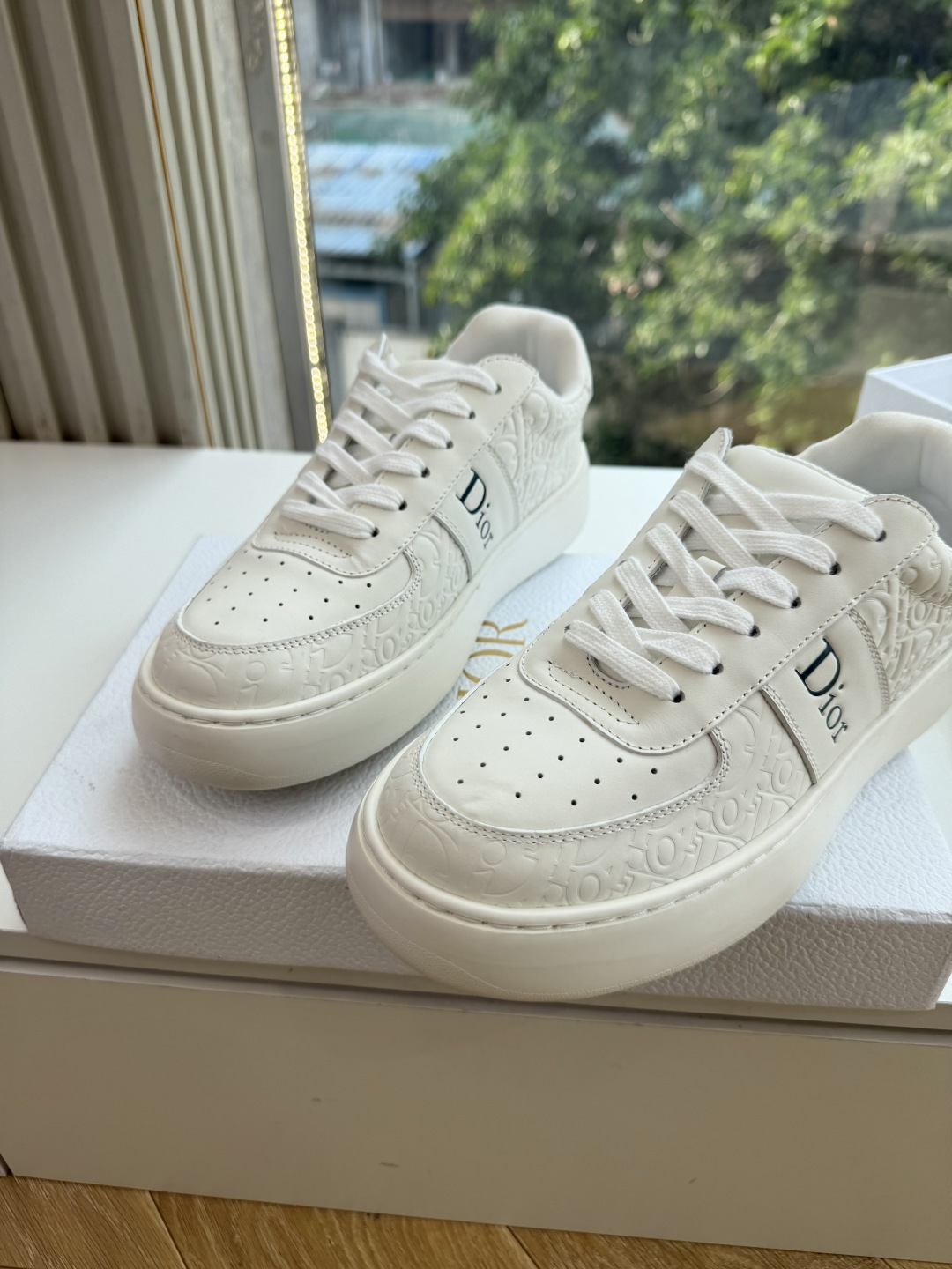 代购级别所即所得G0133C'est Dior 迪奥 新色休闲运动鞋‘以牛皮革刺绣五角星设计轻盈透气。侧边的CD字母非常