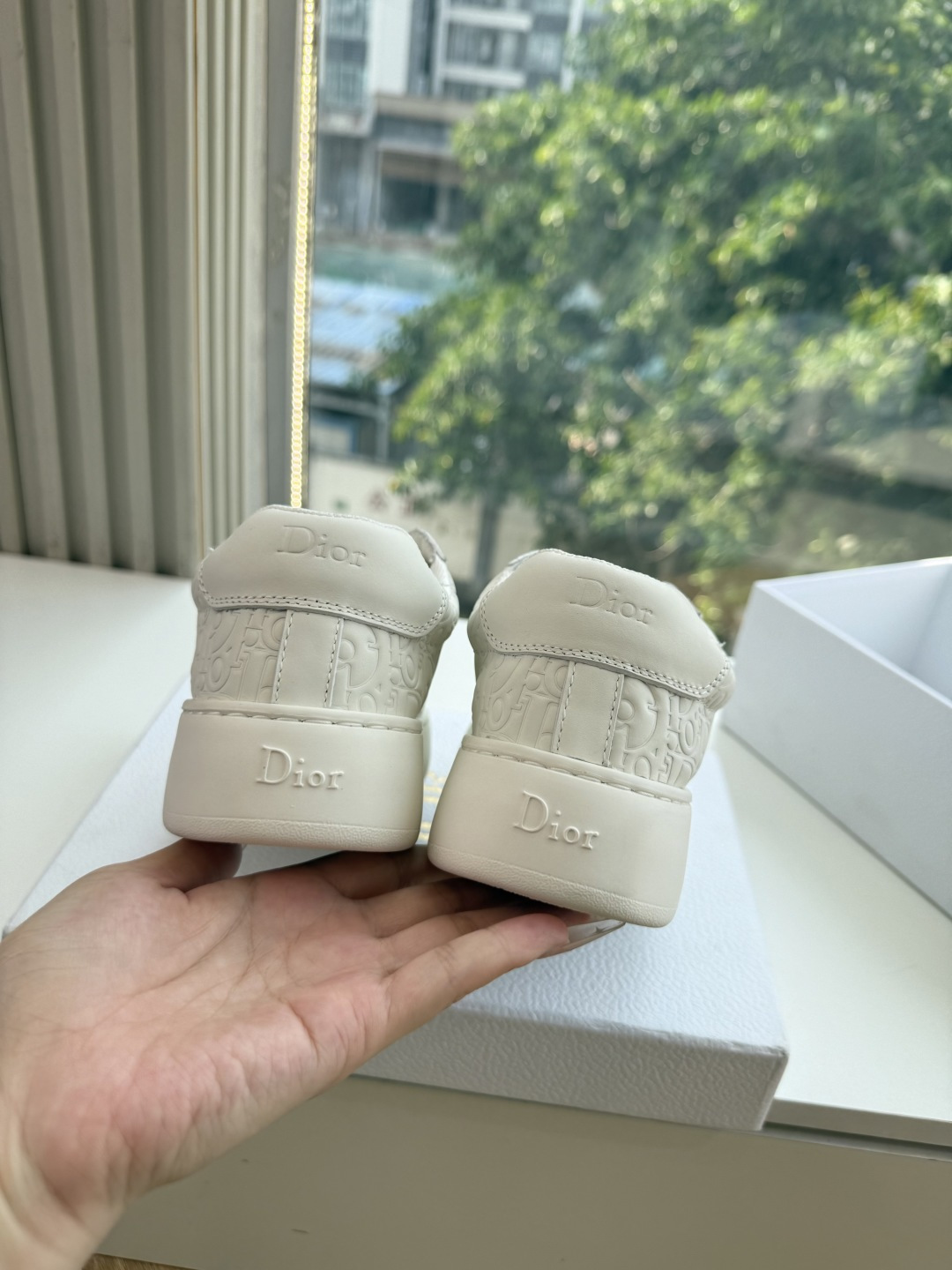 代购级别所即所得G0133C'est Dior 迪奥 新色休闲运动鞋‘以牛皮革刺绣五角星设计轻盈透气。侧边的CD字母非常