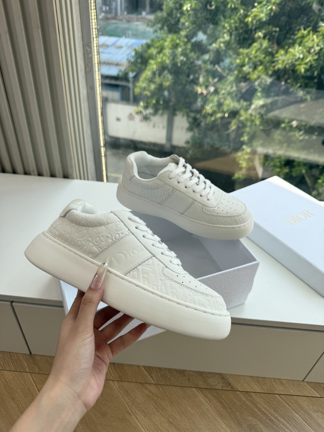 代购级别所即所得G0133C'est Dior 迪奥 新色休闲运动鞋‘以牛皮革刺绣五角星设计轻盈透气。侧边的CD字母非常