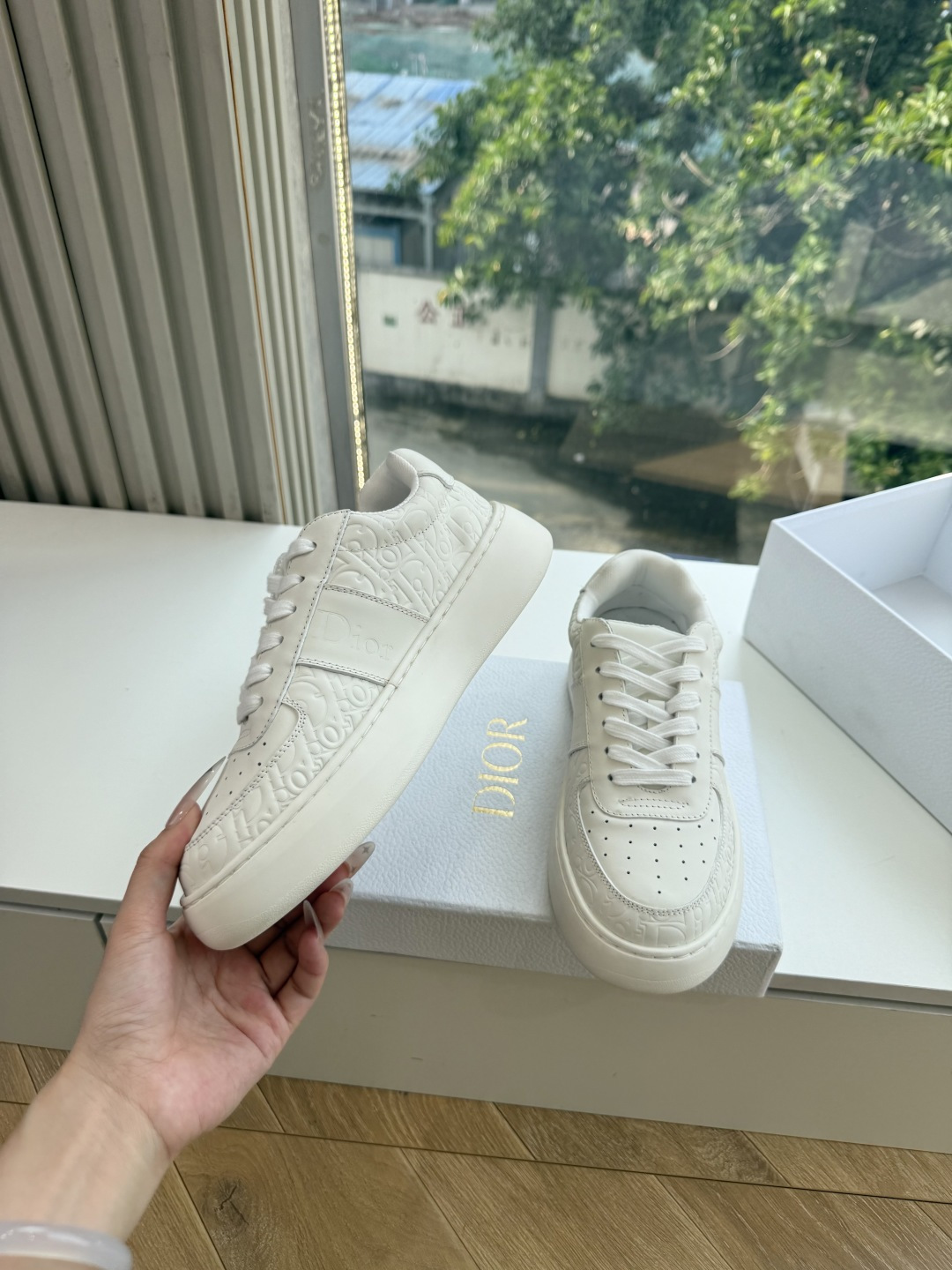 代购级别所即所得G0133C'est Dior 迪奥 新色休闲运动鞋‘以牛皮革刺绣五角星设计轻盈透气。侧边的CD字母非常