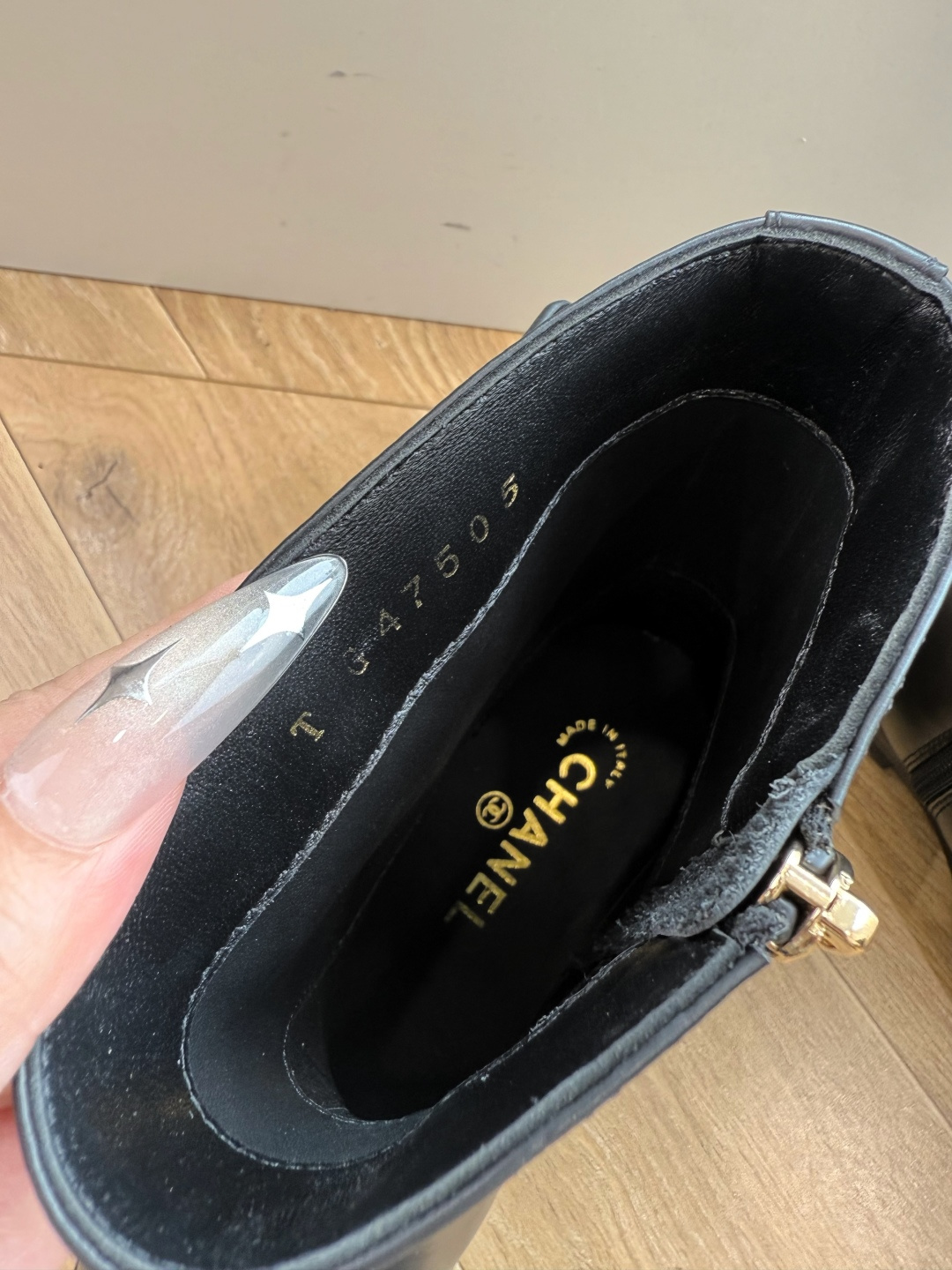 G06顶级品质黑色咖色大底不一样我们真皮对版底CHANEL香奈儿*小香切尔西短靴秋冬新款骑士靴库靴这款骑士靴真的是帅气时 G06顶级品质黑色咖色大底不一样我们真皮对版底CHANEL香奈儿*小香切尔西短靴秋冬新款骑士靴库靴这款骑士靴真的是帅气时