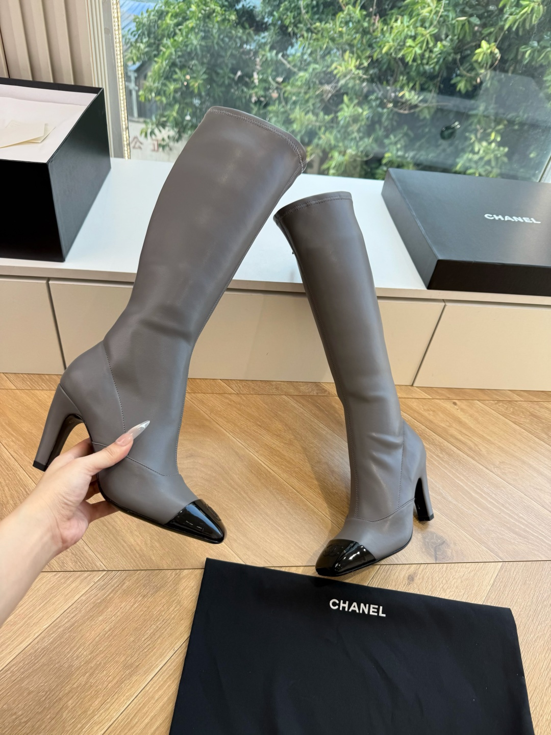 G238😀CHANEL香奈儿*小香秋冬新款骑士靴库靴这款骑士靴真的是帅气时尚的代表马丁靴骑士靴靴筒Chanel字母点缀 G238😀CHANEL香奈儿*小香秋冬新款骑士靴库靴这款骑士靴真的是帅气时尚的代表马丁靴骑士靴靴筒Chanel字母点缀