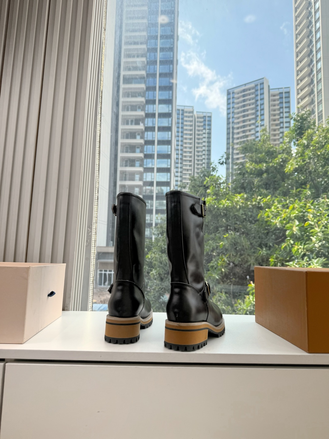 G178-1顶级品质LV路易威登 菲董 联名 走秀款 胖丁 厚底 休闲 运动鞋 阿甘鞋切尔西短靴 此次系列包括从简约风格 G178-1顶级品质LV路易威登 菲董 联名 走秀款 胖丁 厚底 休闲 运动鞋 阿甘鞋切尔西短靴 此次系列包括从简约风格