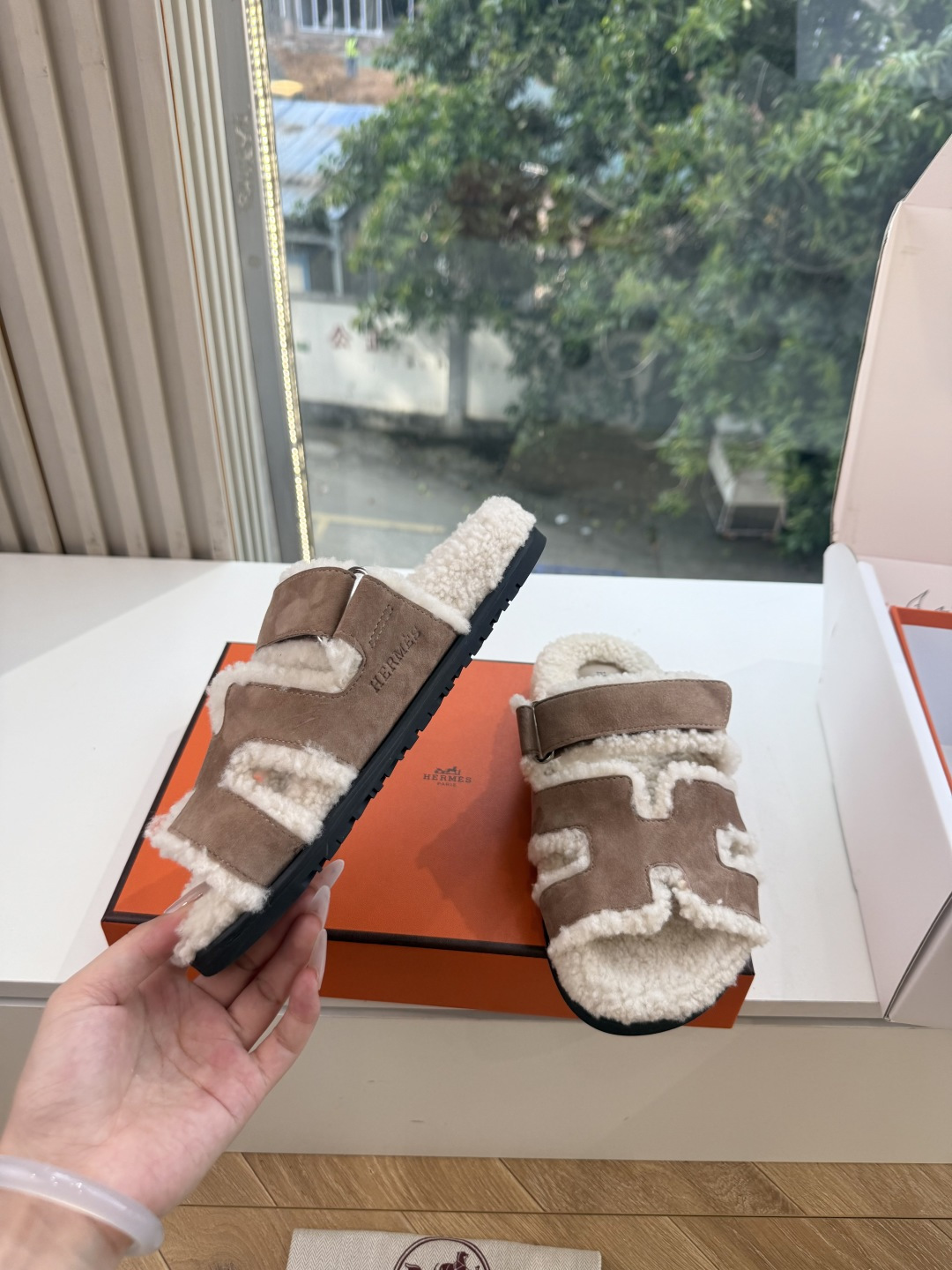 高版男码➕10 G082𝐇𝐄𝐑𝐌𝐄*爱马仕皮毛一体卷糕毛二舅拖 今年面料均选用A+皮毛一体卷糕毛 毛茸茸的 敲可爱的,踩 高版男码➕10 G082𝐇𝐄𝐑𝐌𝐄*爱马仕皮毛一体卷糕毛二舅拖 今年面料均选用A+皮毛一体卷糕毛 毛茸茸的 敲可爱的,踩