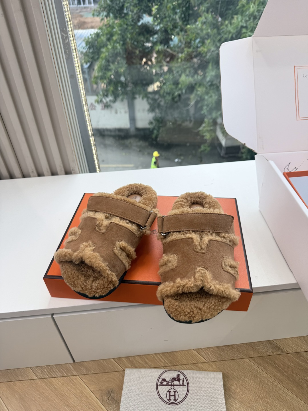 高版男码➕10 G082𝐇𝐄𝐑𝐌𝐄*爱马仕皮毛一体卷糕毛二舅拖 今年面料均选用A+皮毛一体卷糕毛 毛茸茸的 敲可爱的，踩