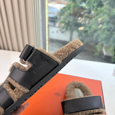 高版男码➕10 G082𝐇𝐄𝐑𝐌𝐄*爱马仕皮毛一体卷糕毛二舅拖 今年面料均选用A+皮毛一体卷糕毛 毛茸茸的 敲可爱的,踩 高版男码➕10 G082𝐇𝐄𝐑𝐌𝐄*爱马仕皮毛一体卷糕毛二舅拖 今年面料均选用A+皮毛一体卷糕毛 毛茸茸的 敲可爱的,踩