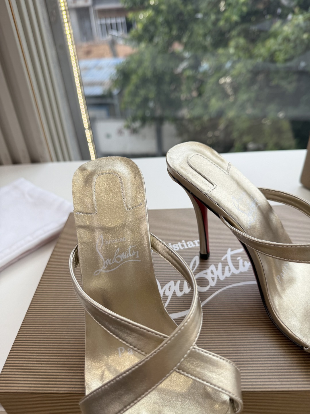 G277Christian Louboutin红底鞋单鞋 选到了颜色真好看呀[色色R]MyTheresa上现在居然 最后