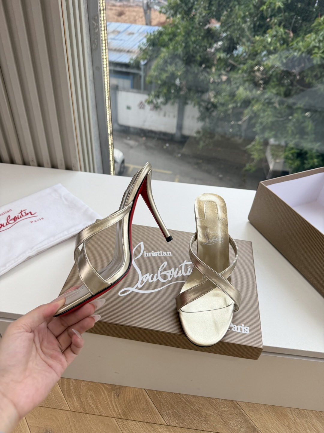 G277Christian Louboutin红底鞋单鞋 选到了颜色真好看呀[色色R]MyTheresa上现在居然 最后