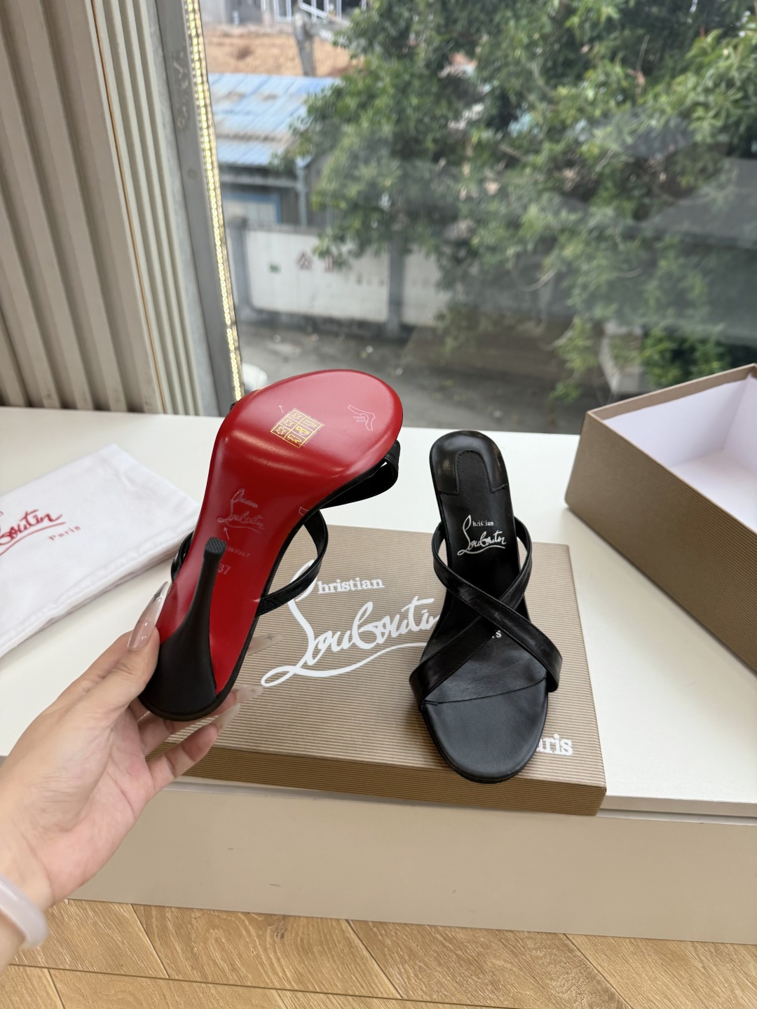 G277Christian Louboutin红底鞋单鞋 选到了颜色真好看呀[色色R]MyTheresa上现在居然 最后