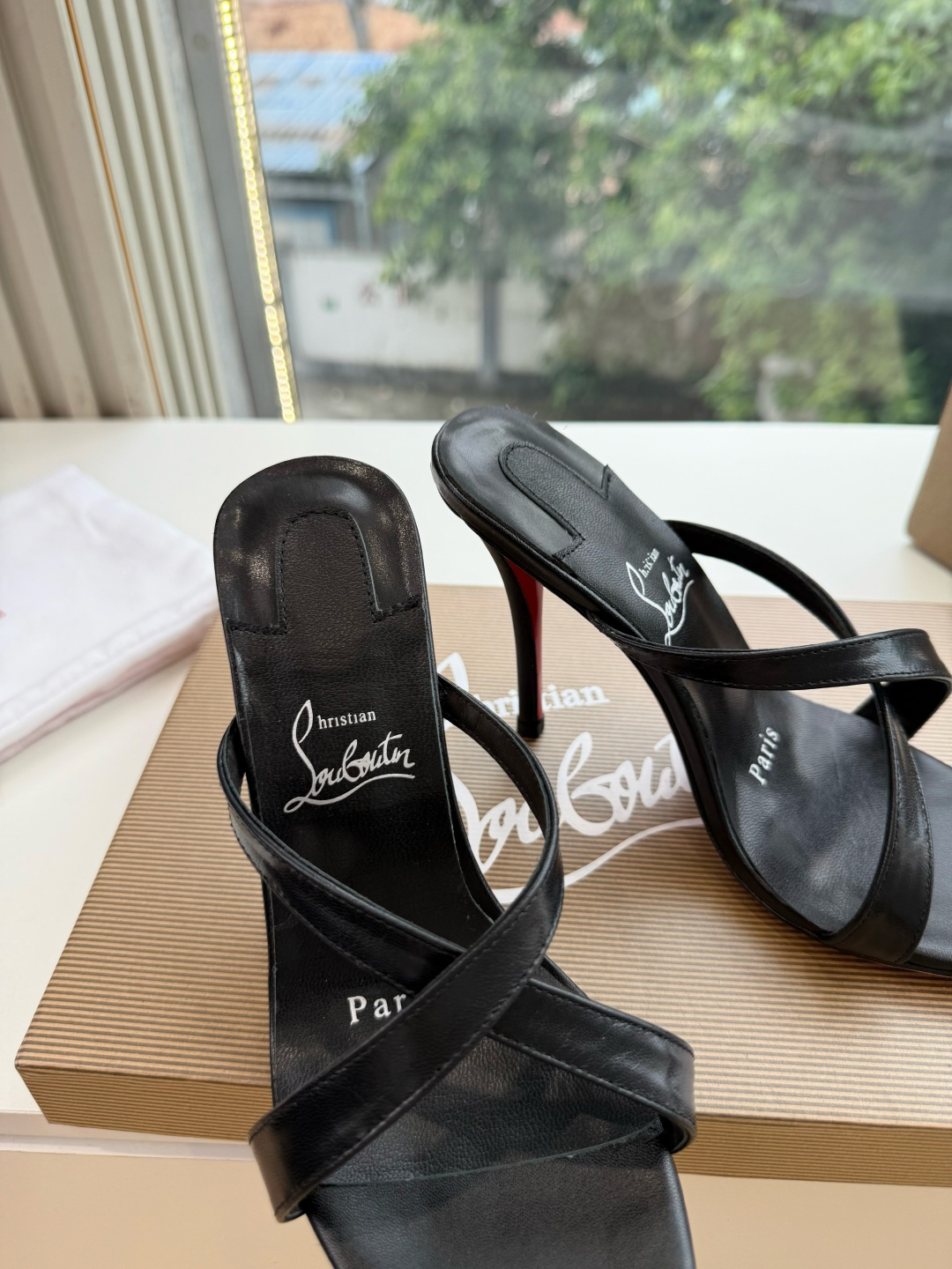 G277Christian Louboutin红底鞋单鞋 选到了颜色真好看呀[色色R]MyTheresa上现在居然 最后