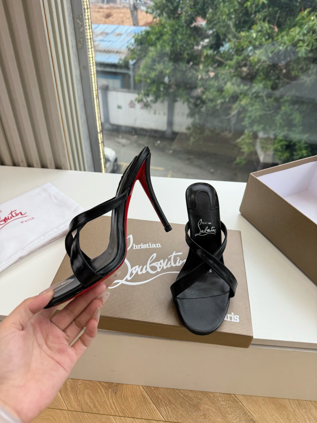 G277Christian Louboutin红底鞋单鞋 选到了颜色真好看呀[色色R]MyTheresa上现在居然 最后