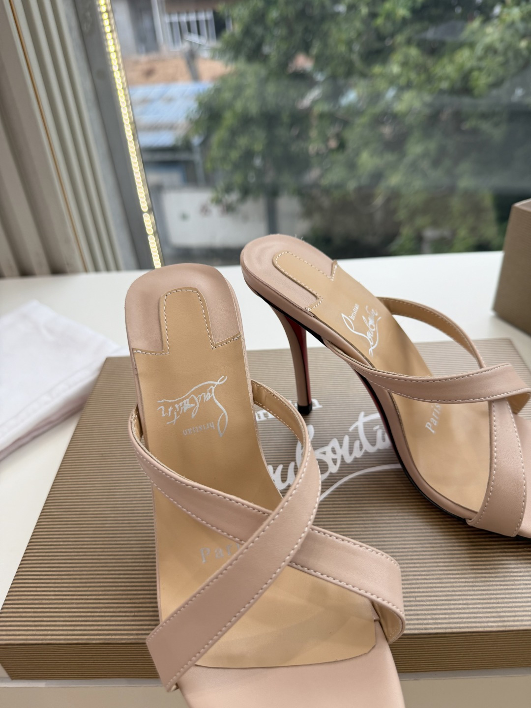 G277Christian Louboutin红底鞋单鞋 选到了颜色真好看呀[色色R]MyTheresa上现在居然 最后