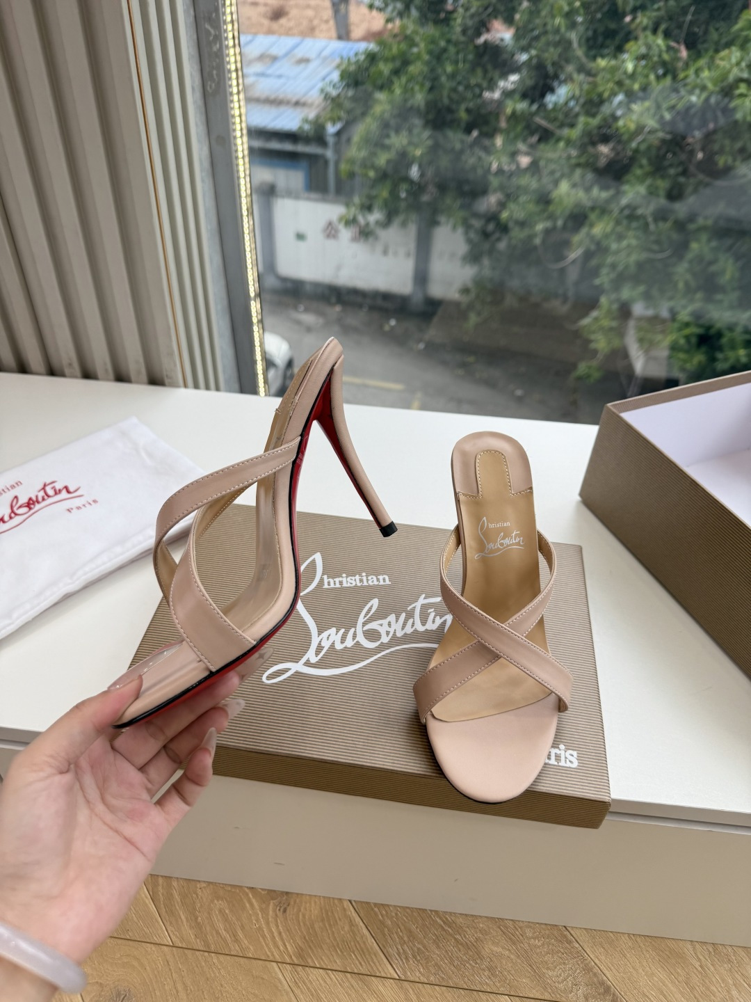 G277Christian Louboutin红底鞋单鞋 选到了颜色真好看呀[色色R]MyTheresa上现在居然 最后