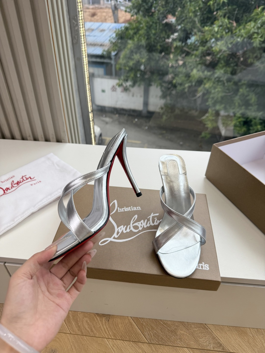 G277Christian Louboutin红底鞋单鞋 选到了颜色真好看呀[色色R]MyTheresa上现在居然 最后