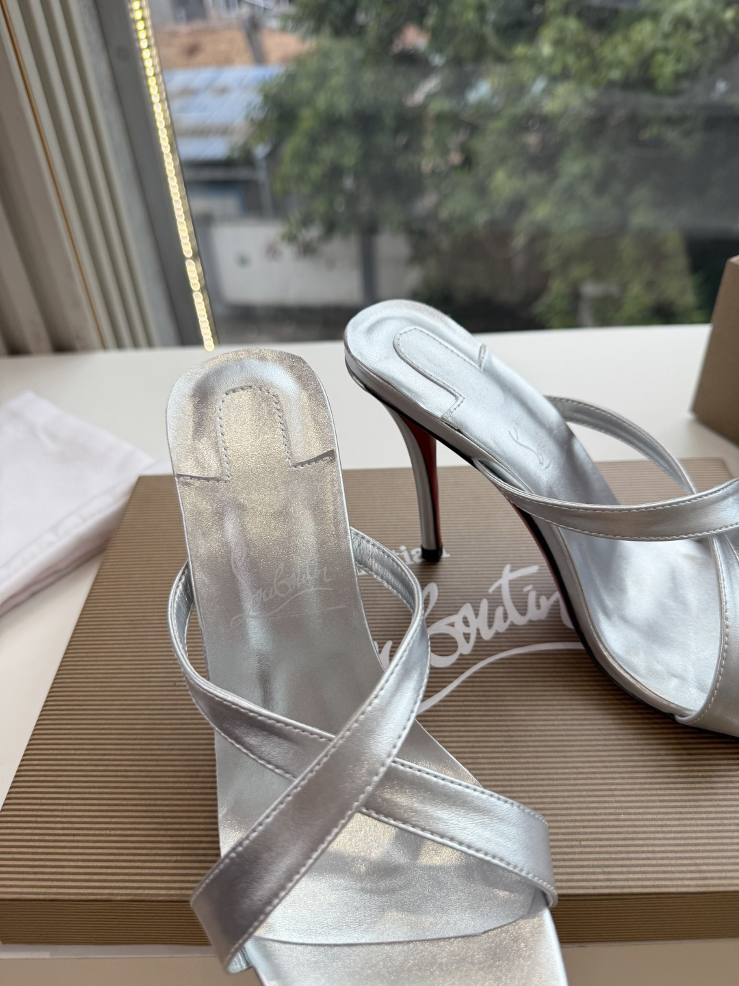 G277Christian Louboutin红底鞋单鞋 选到了颜色真好看呀[色色R]MyTheresa上现在居然 最后