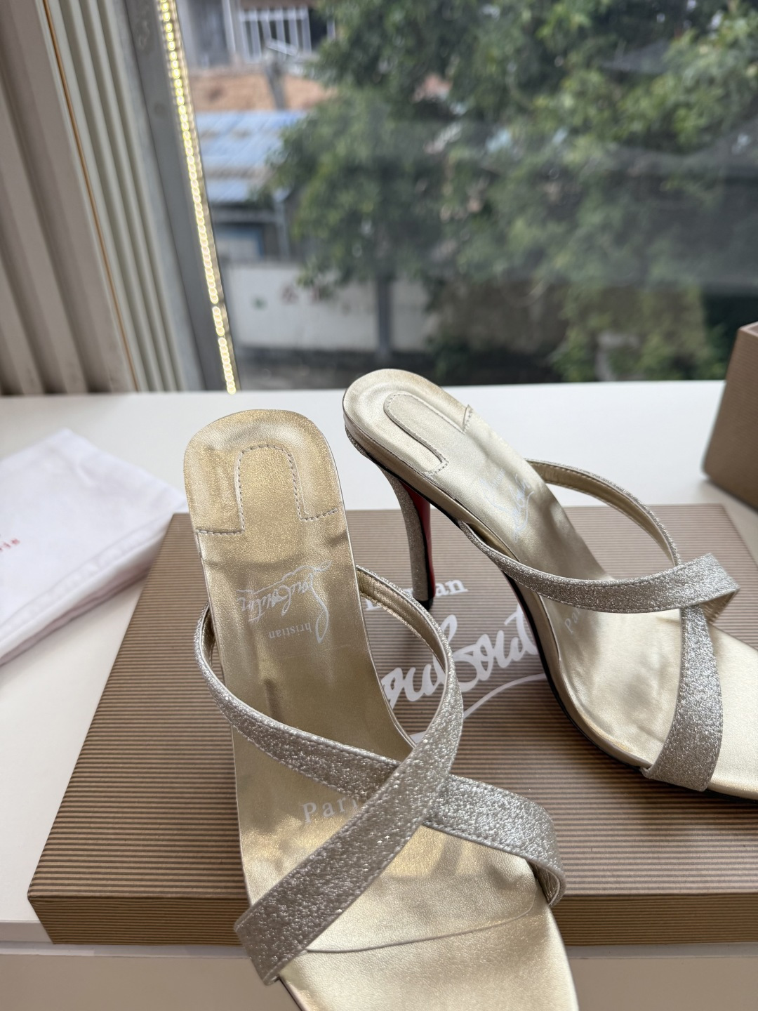 G277Christian Louboutin红底鞋单鞋 选到了颜色真好看呀[色色R]MyTheresa上现在居然 最后