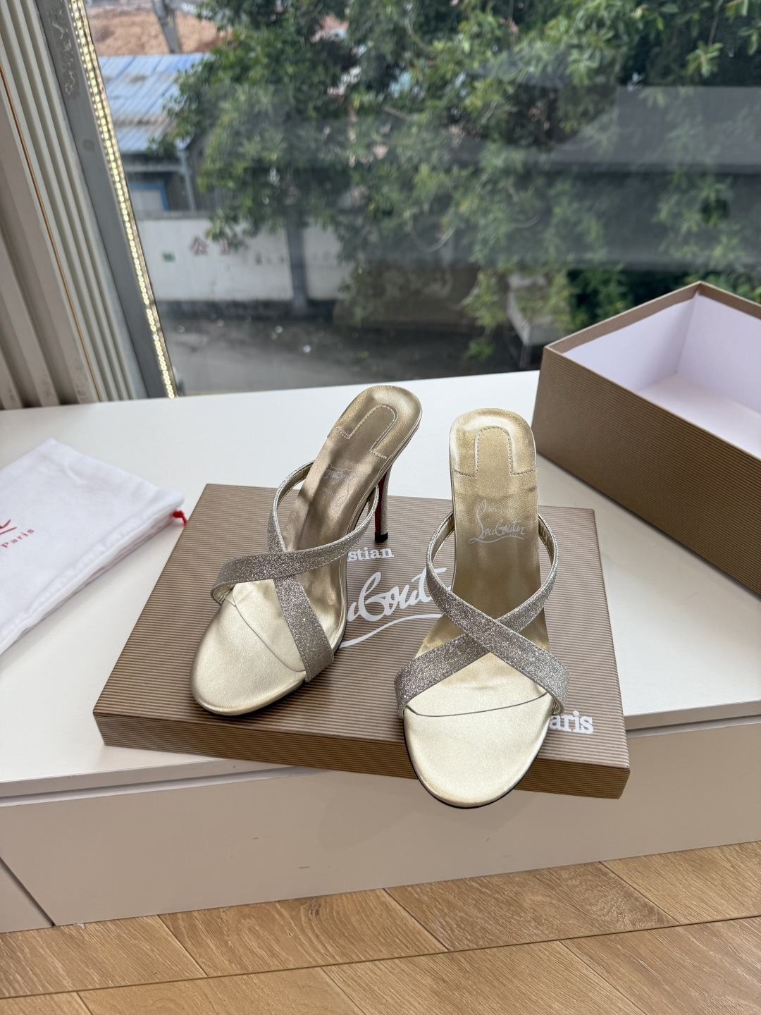G277Christian Louboutin红底鞋单鞋 选到了颜色真好看呀[色色R]MyTheresa上现在居然 最后