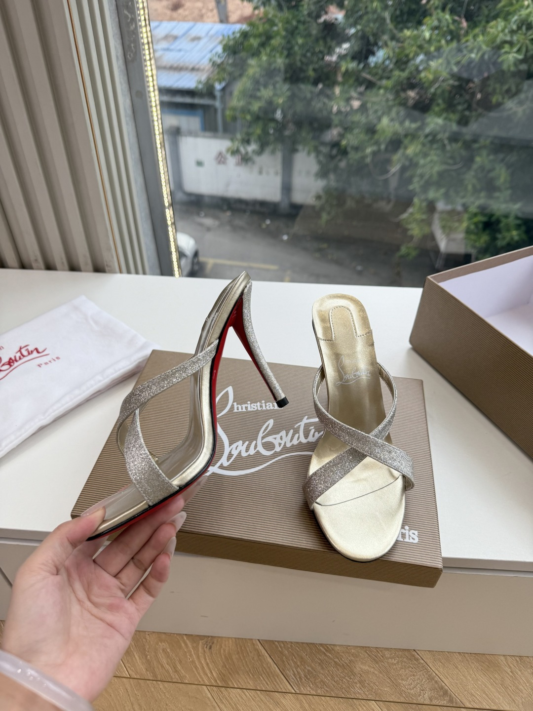 G277Christian Louboutin红底鞋单鞋 选到了颜色真好看呀[色色R]MyTheresa上现在居然 最后