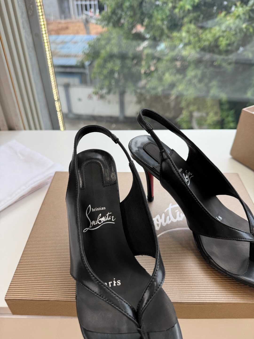 G277Christian Louboutin红底鞋单鞋 选到了颜色真好看呀[色色R]MyTheresa上现在居然 最后