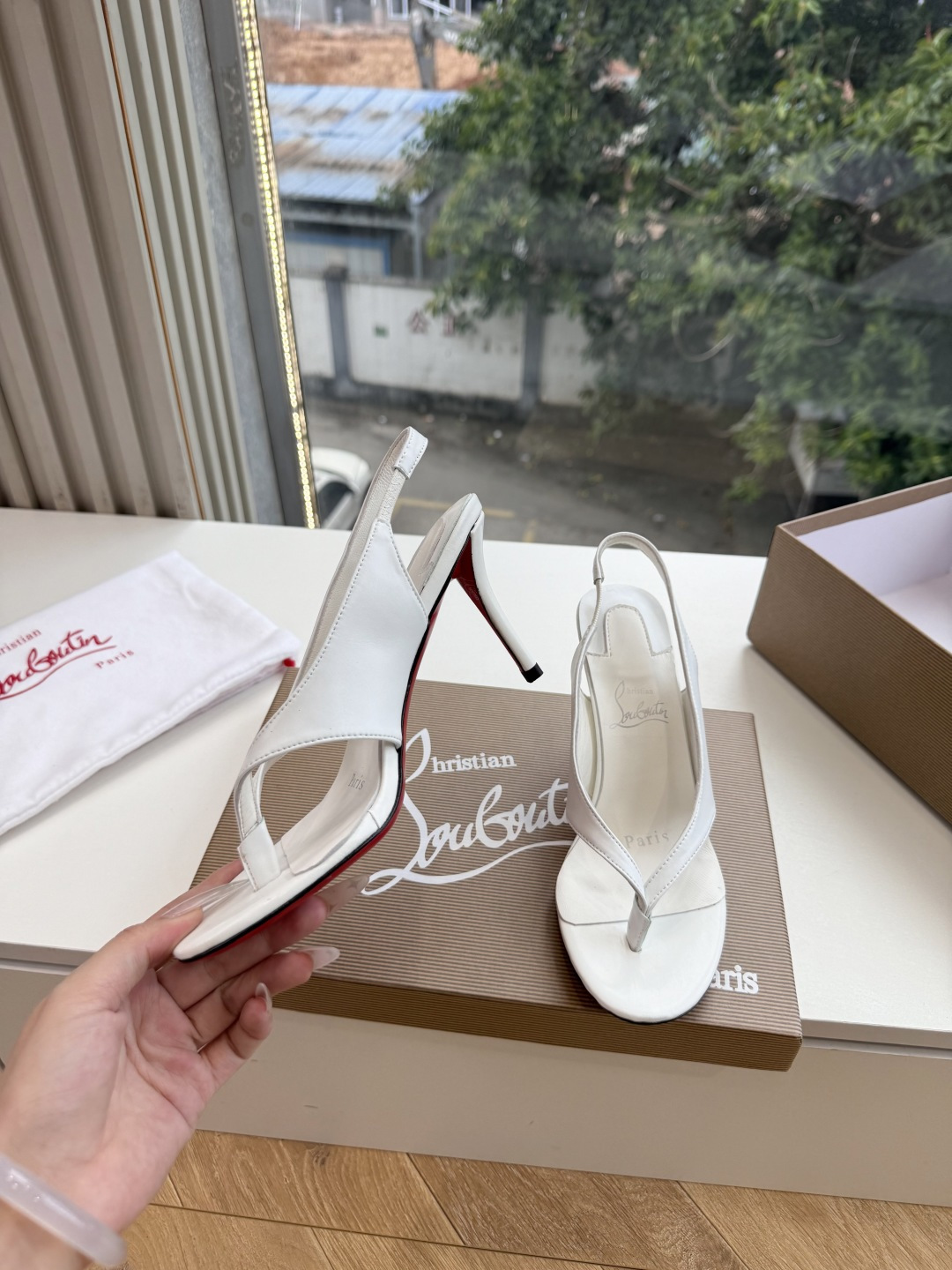 G277Christian Louboutin红底鞋单鞋 选到了颜色真好看呀[色色R]MyTheresa上现在居然 最后