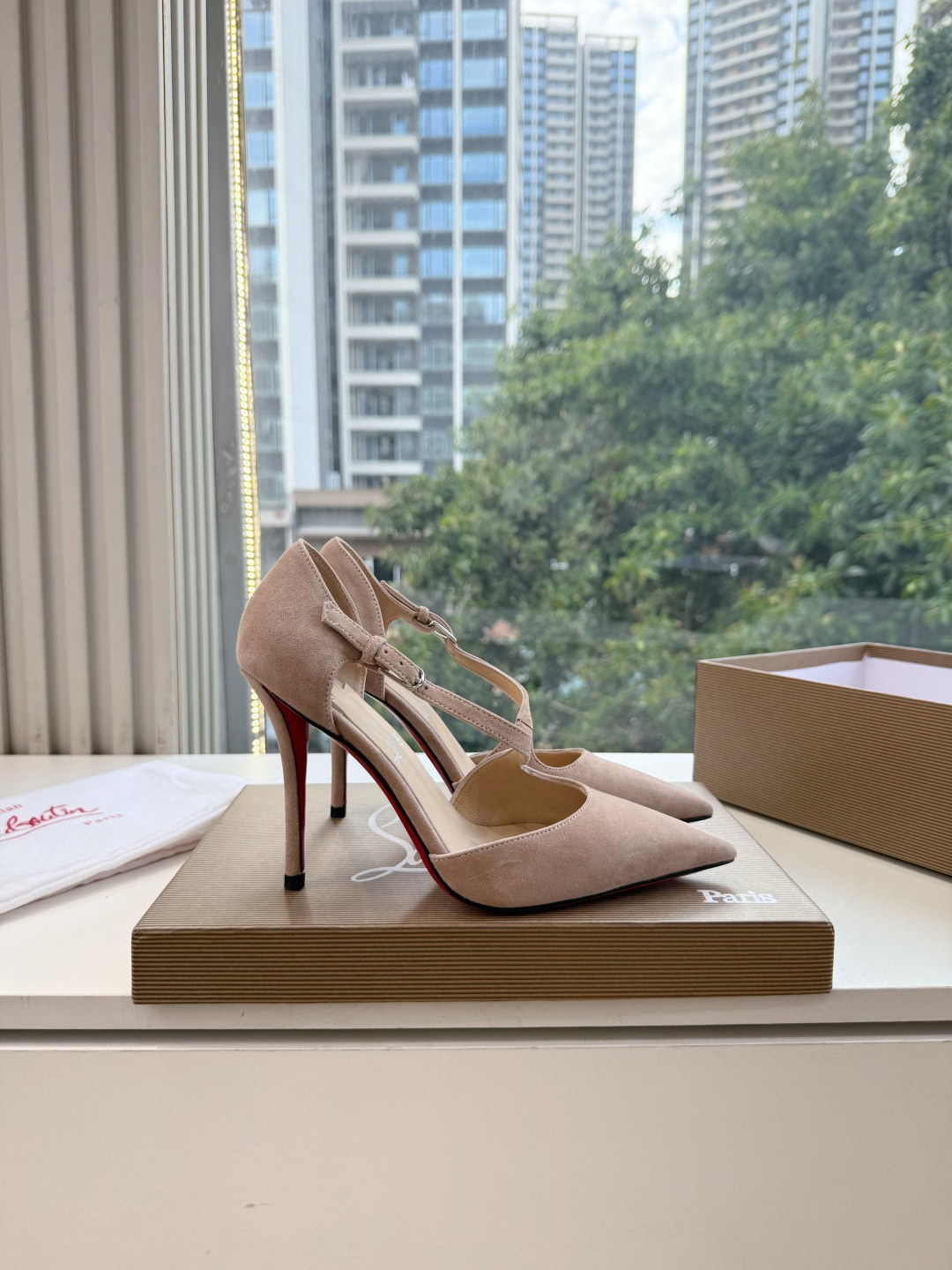 G277Christian Louboutin红底鞋单鞋 选到了颜色真好看呀[色色R]MyTheresa上现在居然 最后