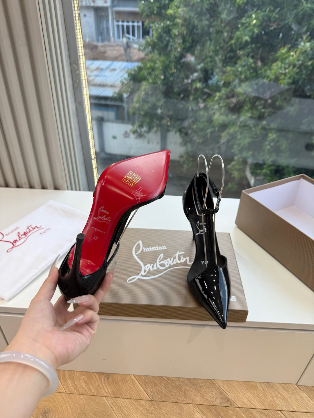 G277Christian Louboutin红底鞋单鞋 选到了颜色真好看呀[色色R]MyTheresa上现在居然 最后