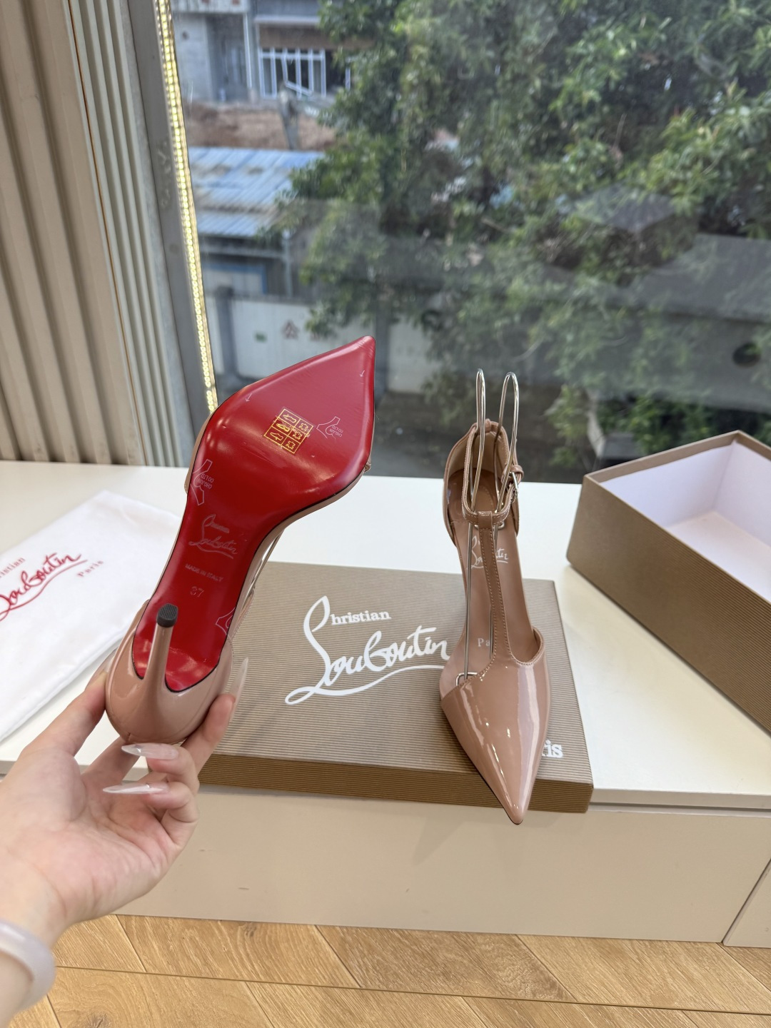 G277Christian Louboutin红底鞋单鞋 选到了颜色真好看呀[色色R]MyTheresa上现在居然 最后