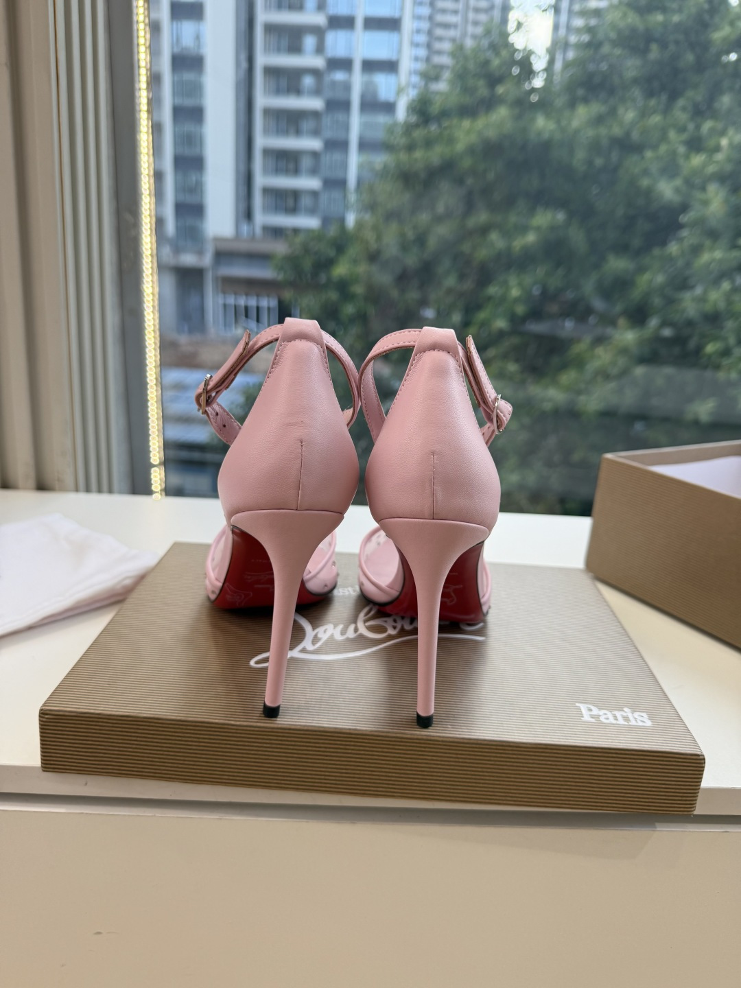 G277Christian Louboutin红底鞋单鞋 选到了颜色真好看呀[色色R]MyTheresa上现在居然 最后