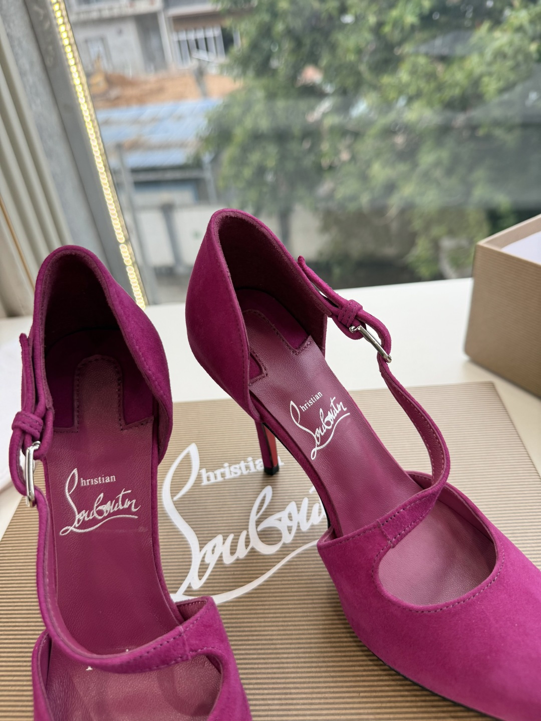 G277Christian Louboutin红底鞋单鞋 选到了颜色真好看呀[色色R]MyTheresa上现在居然 最后
