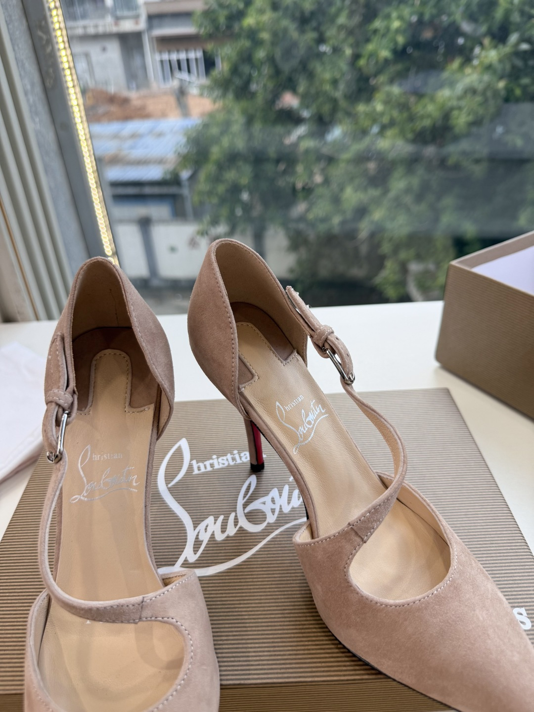 G277Christian Louboutin红底鞋单鞋 选到了颜色真好看呀[色色R]MyTheresa上现在居然 最后