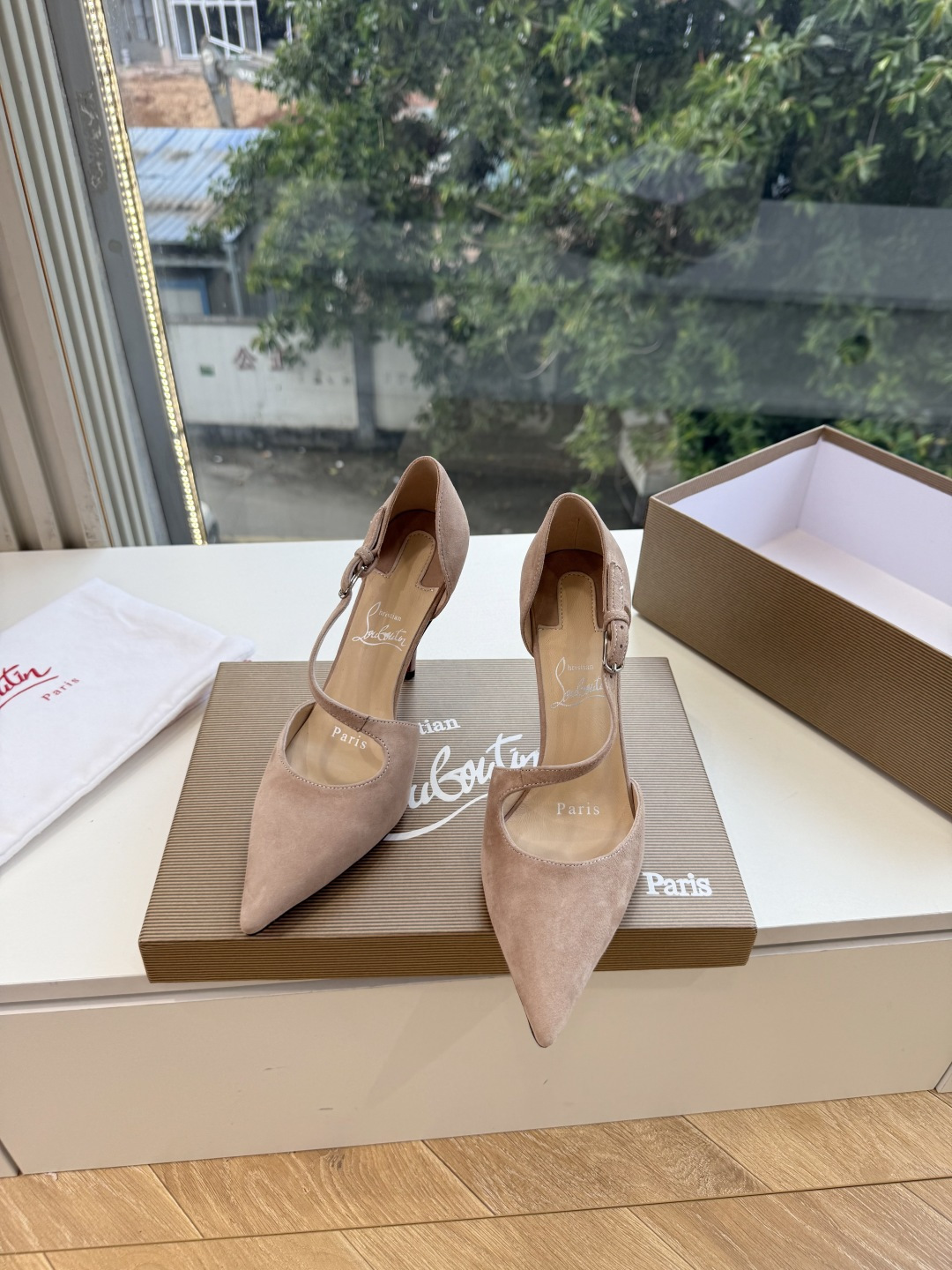 G277Christian Louboutin红底鞋单鞋 选到了颜色真好看呀[色色R]MyTheresa上现在居然 最后