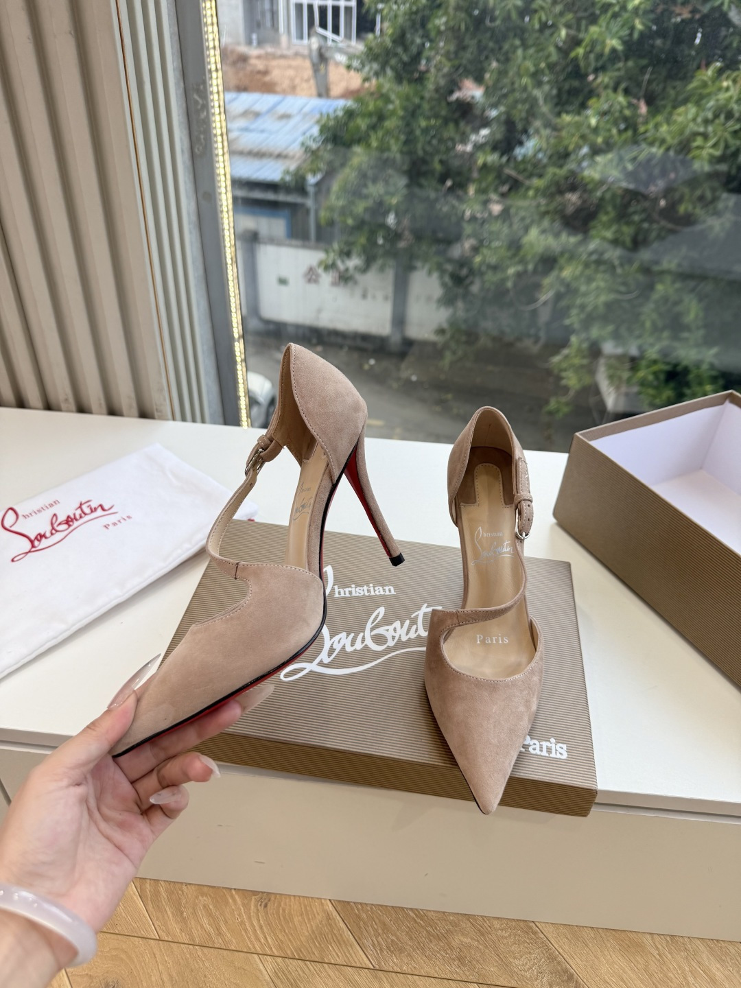 G277Christian Louboutin红底鞋单鞋 选到了颜色真好看呀[色色R]MyTheresa上现在居然 最后