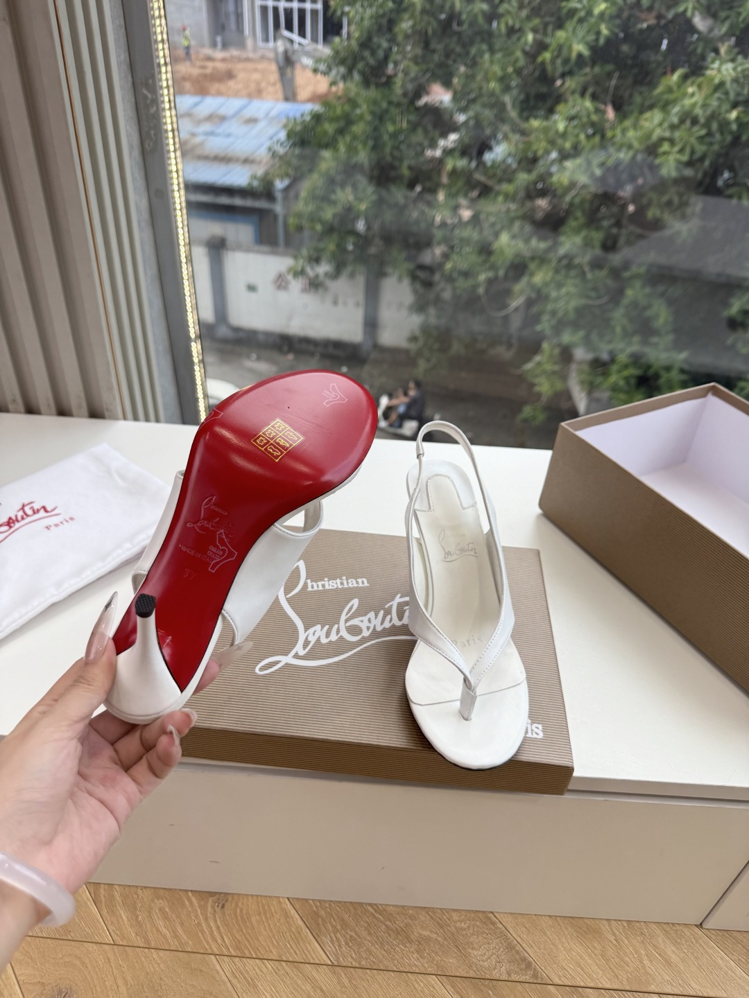 G277Christian Louboutin红底鞋单鞋 选到了颜色真好看呀[色色R]MyTheresa上现在居然 最后