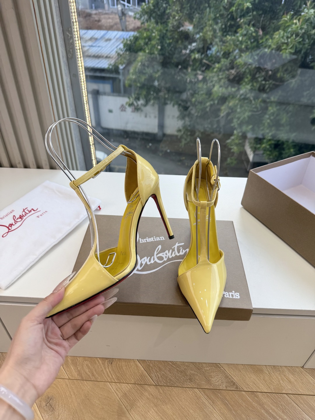 G277Christian Louboutin红底鞋单鞋 选到了颜色真好看呀[色色R]MyTheresa上现在居然 最后