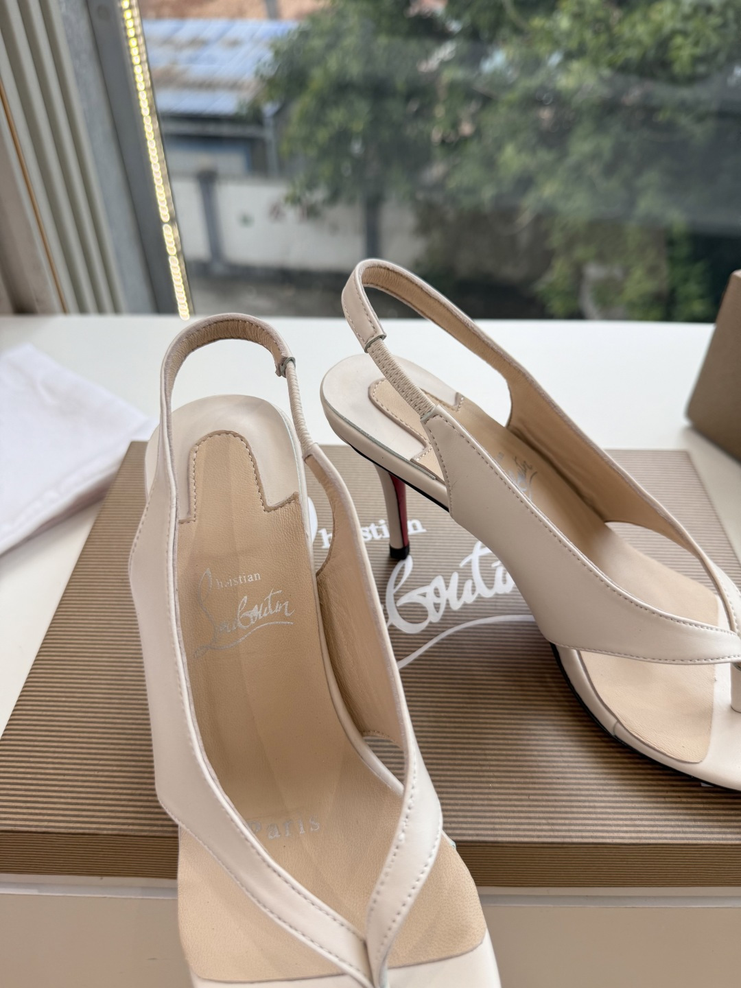 G277Christian Louboutin红底鞋单鞋 选到了颜色真好看呀[色色R]MyTheresa上现在居然 最后