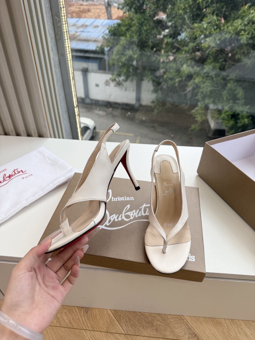 G277Christian Louboutin红底鞋单鞋 选到了颜色真好看呀[色色R]MyTheresa上现在居然 最后