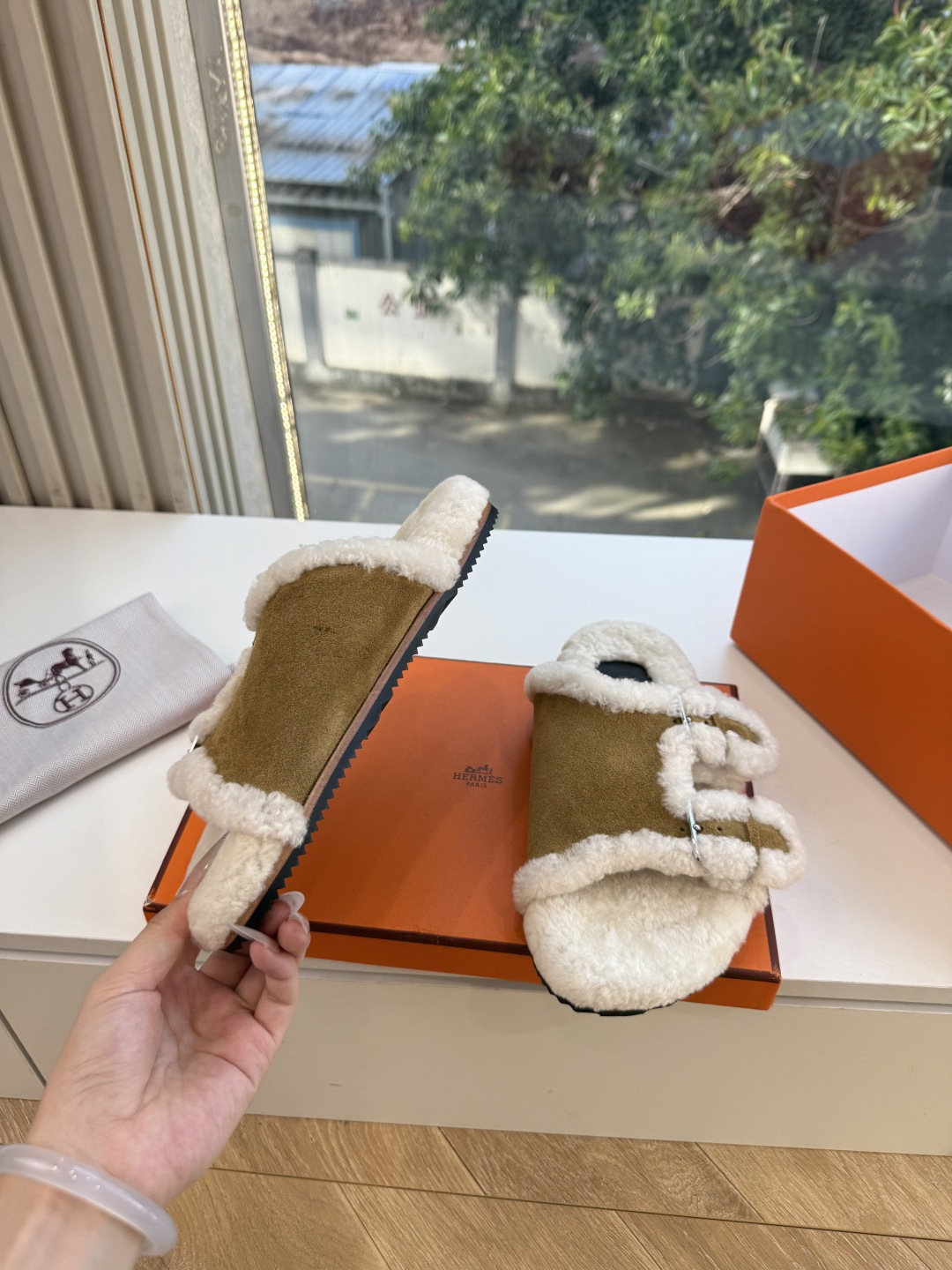 高版G021𝐇𝐄𝐑𝐌𝐄*爱马仕皮毛一体卷糕毛二舅拖 今年面料均选用A+皮毛一体卷糕毛 毛茸茸的 敲可爱的，踩云脚感，光脚