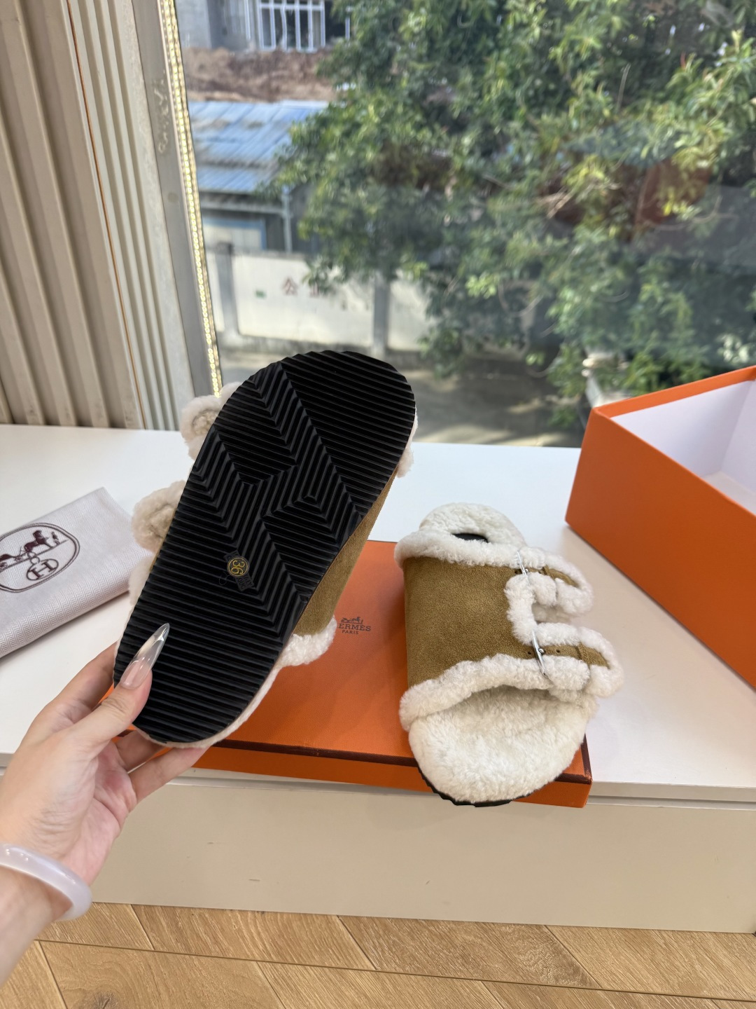 高版G021𝐇𝐄𝐑𝐌𝐄*爱马仕皮毛一体卷糕毛二舅拖 今年面料均选用A+皮毛一体卷糕毛 毛茸茸的 敲可爱的，踩云脚感，光脚